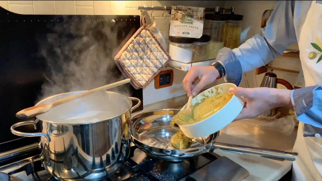 Heat the trapanese pesto sauce at a very low heat, with the addition of some extra virgin oliveoil