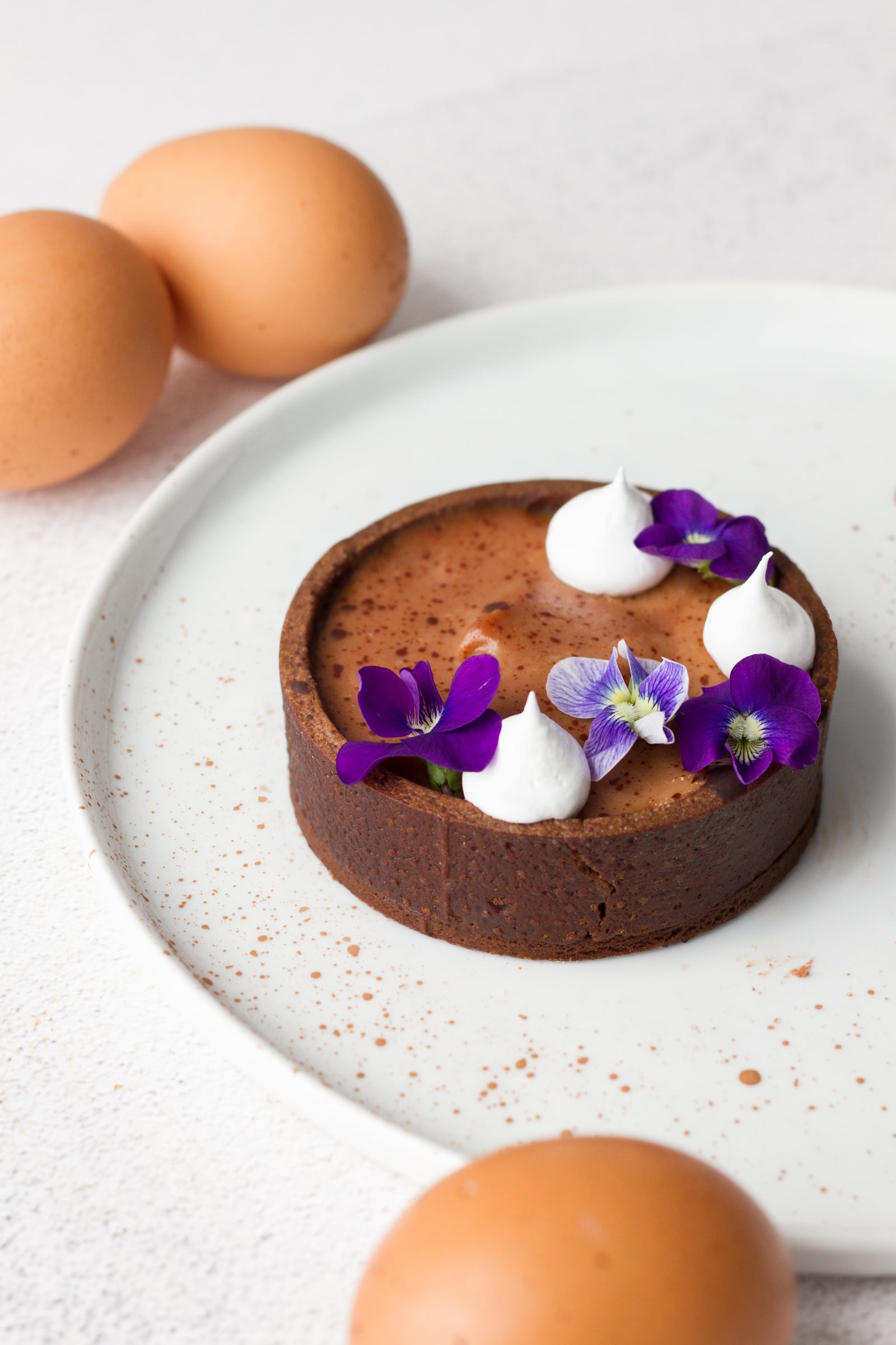 The perfect spring dessert: vanilla cocoa tartlet with edible violets
