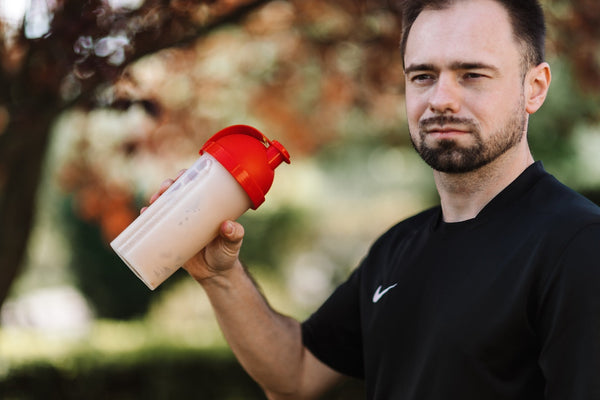 mann trinkt Proteinshake