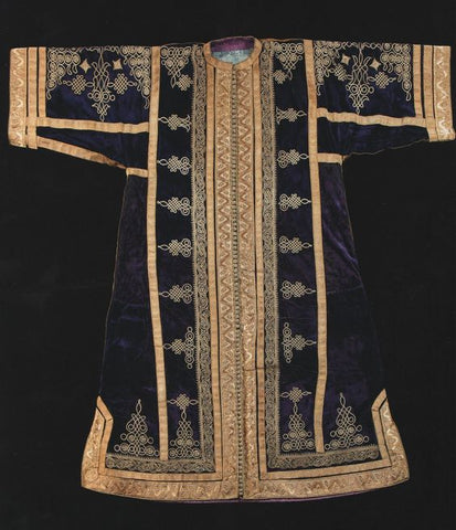 Caftan féminin de mariage - Rabat ou Salé - fin du XIXe siècle, velours violet, galon tissé or et broderies faite de fins cordonnets retors de filé or   et une ligne en motif dit " de la mouche"