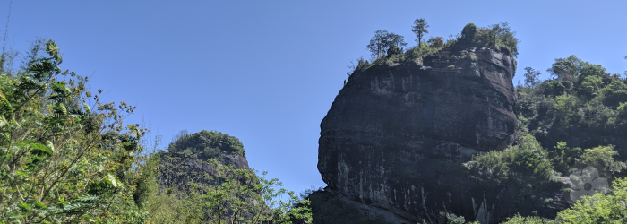 rocky cliffs in the region of Wuyi give a natural mineral-rich flavor to oolongs produced here