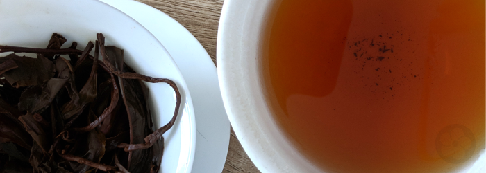 Le foglie di tè intere rilasciano la caffeina più lentamente dei chicchi di caffè macinati