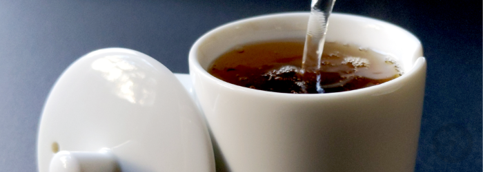 Il tè è di solito più semplice da preparare del caffè, poiché le foglie intere sono più facili da filtrare e pulire