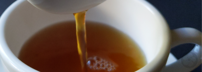 Infusões múltiplas de folhas inteiras de chá reduz o custo por xícara de chá em relação ao café.