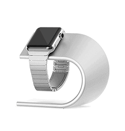 Aluminium oplader stand i s\xF8lv, med et Apple Watch sat p\xE5 den