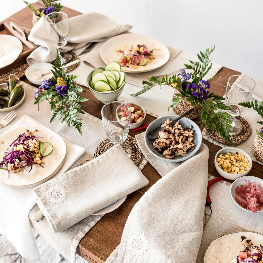 Farbenfrohe Tischdekorationsideen für den Herbstbrunch mit handbestickter Tischwäsche von Artha Collections