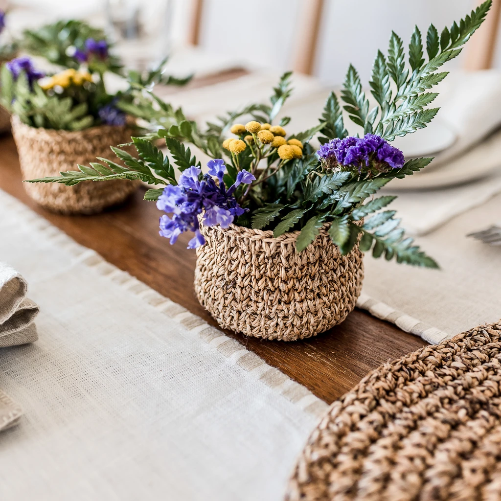 Tipps zum dekorieren des Tisches mit Körben und Blumen dekorieren von Artha Collections