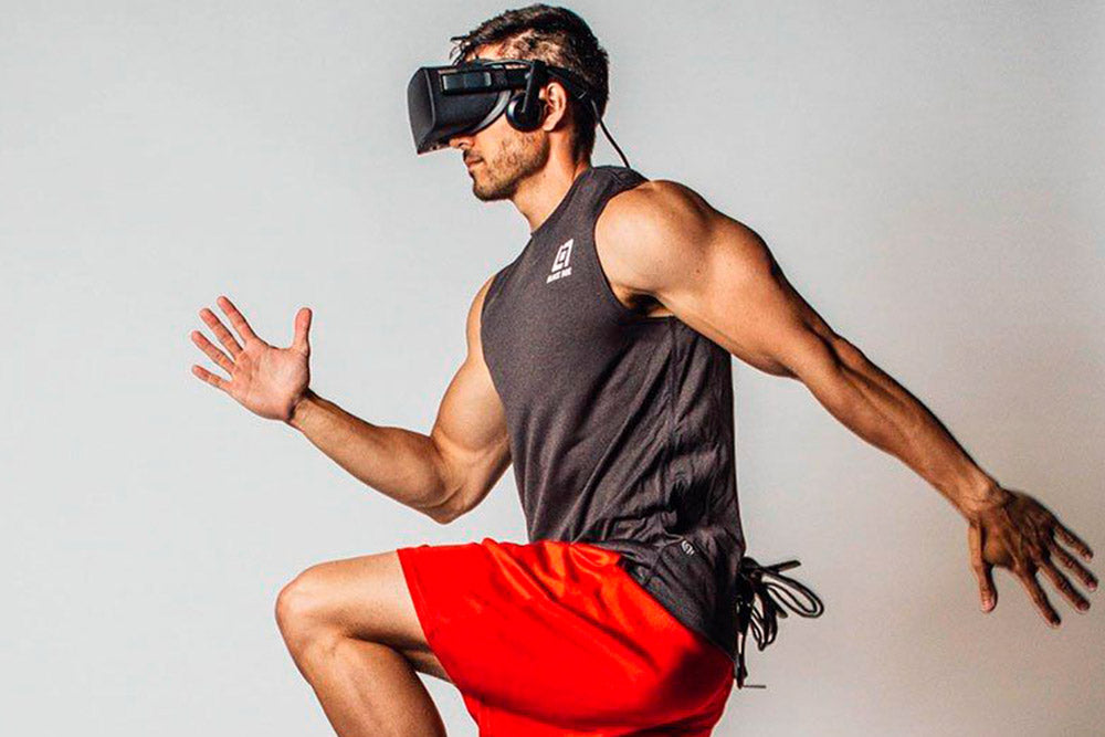 Vr фитнес. VR тренировки. Спортсмен в очках. Тренировка в виртуальной реальности. Виар спорт.