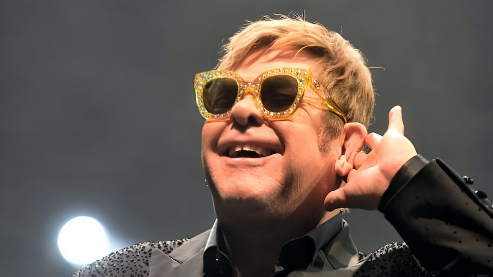 Elton John con gafas de sol