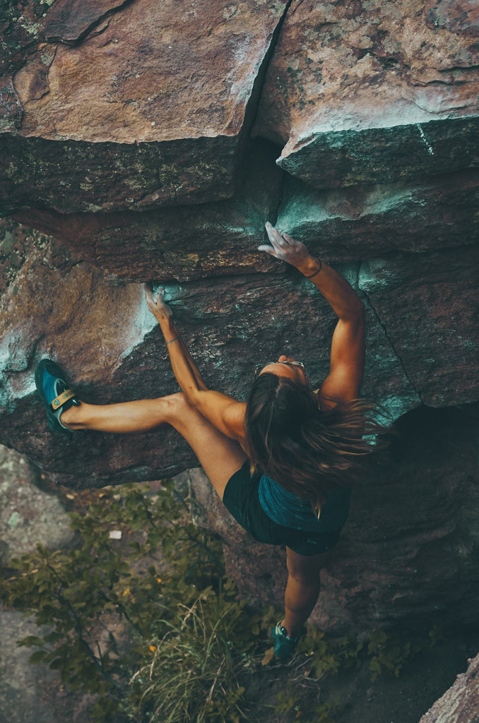 mujer escalada