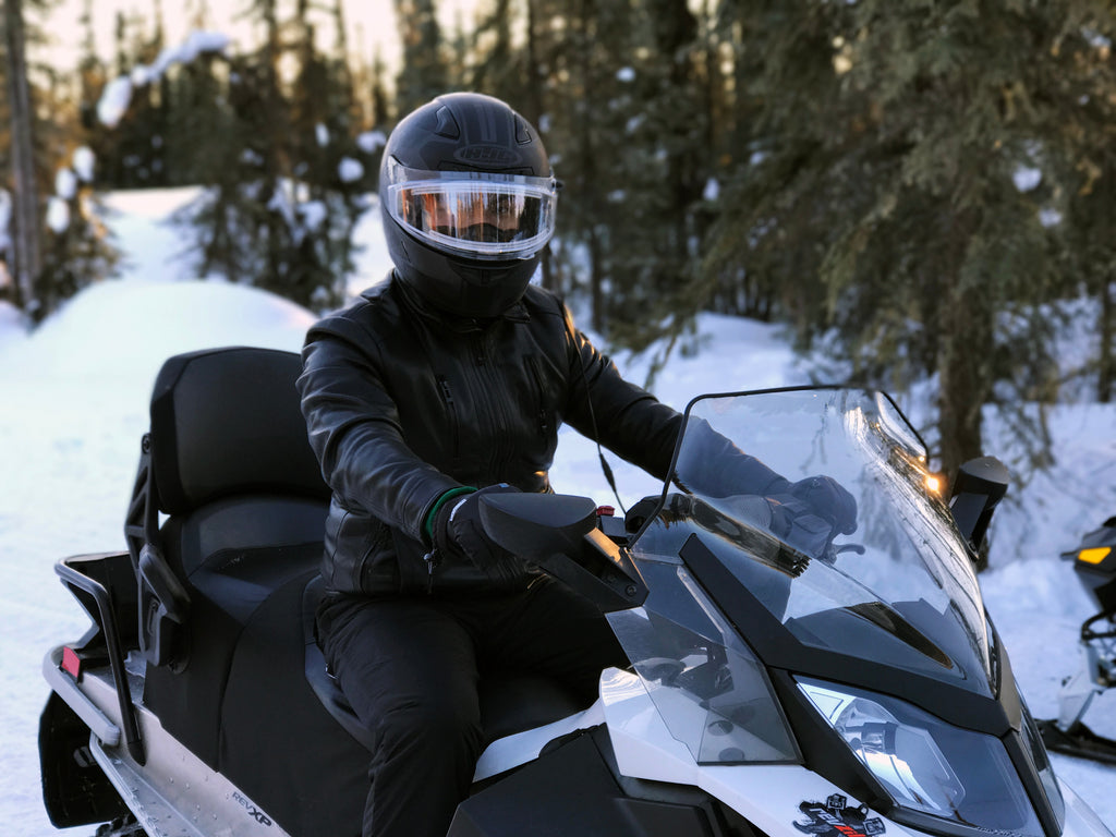 moto de nieve hombre