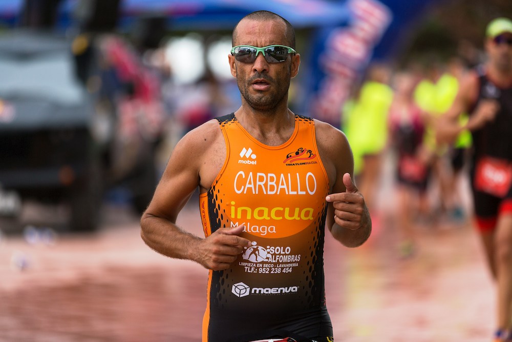 Hombre corriendo triatlon con gafas de sol