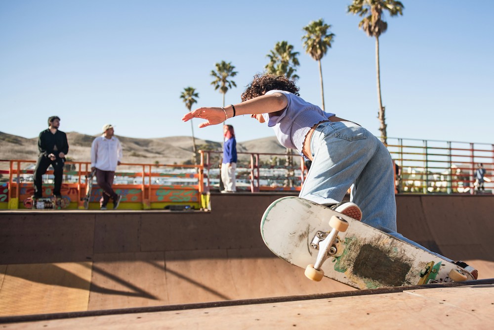 Chica haciendo skate