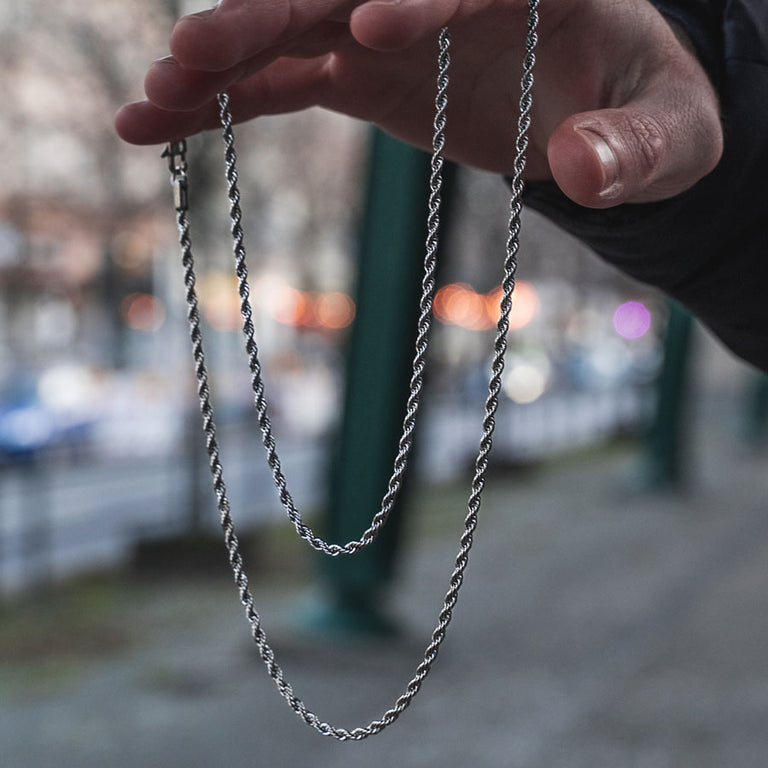 Rope chain necklace in silver.