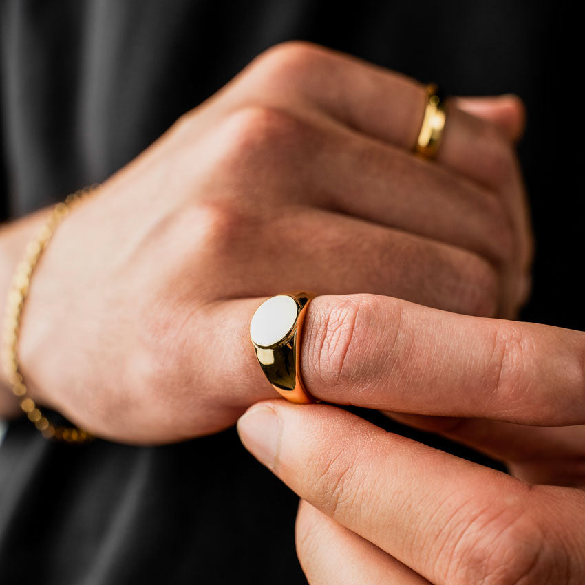Vintage signet ring for men in gold.