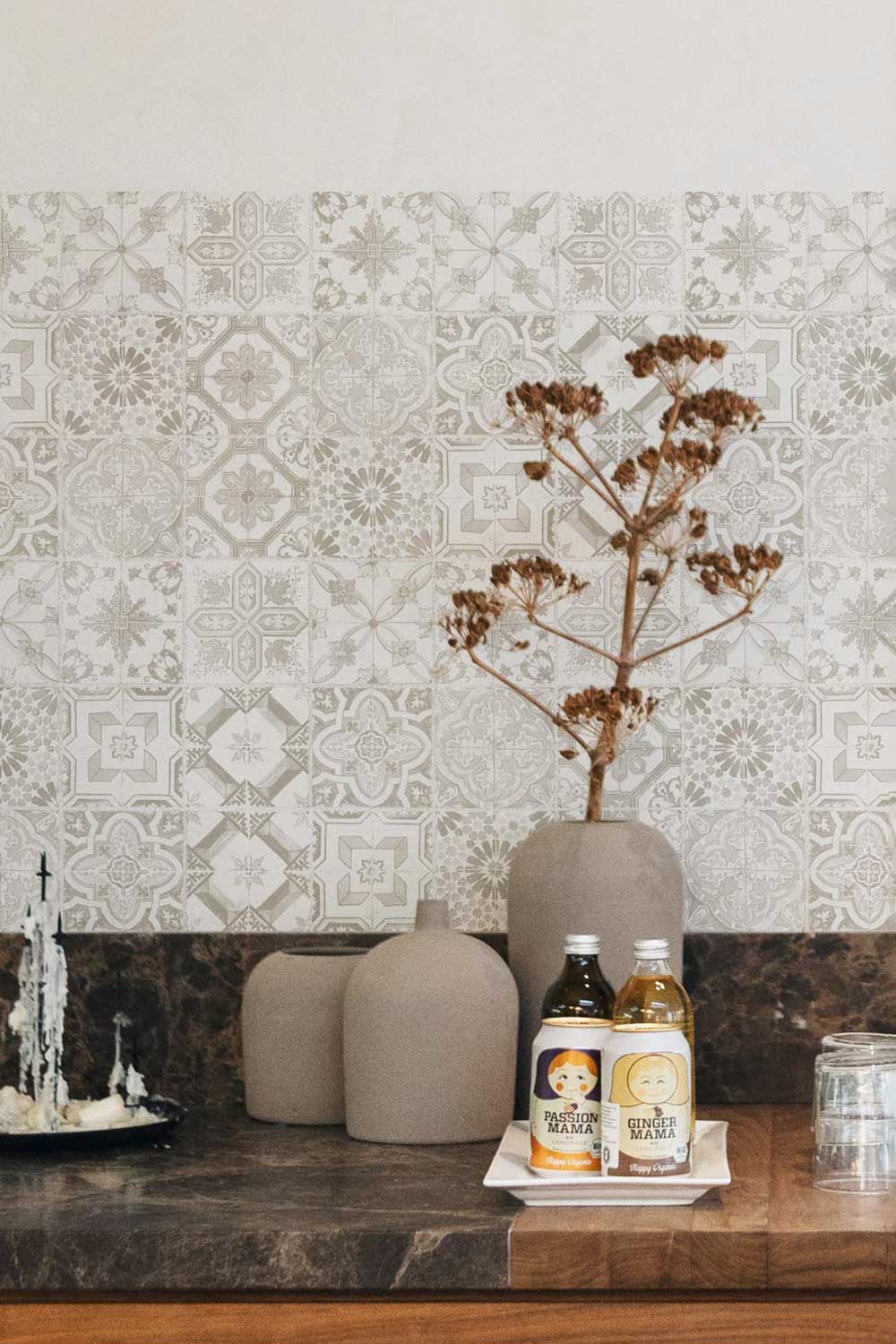 Elegant Neutral Tiles Design Backsplash