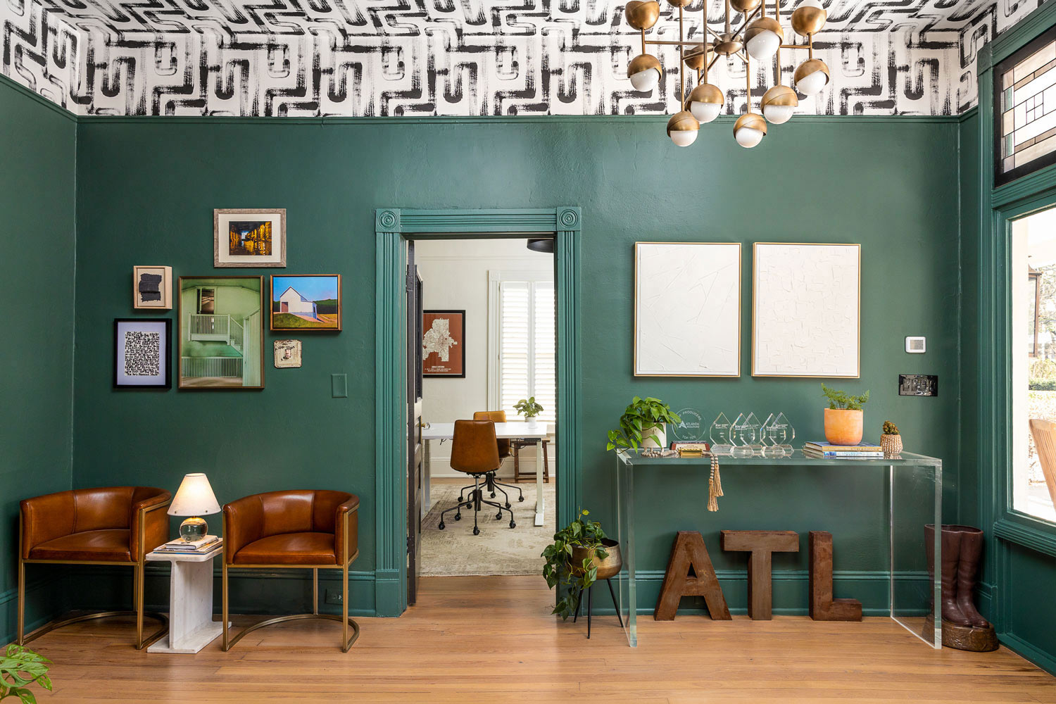 Vintage interior decors for office space