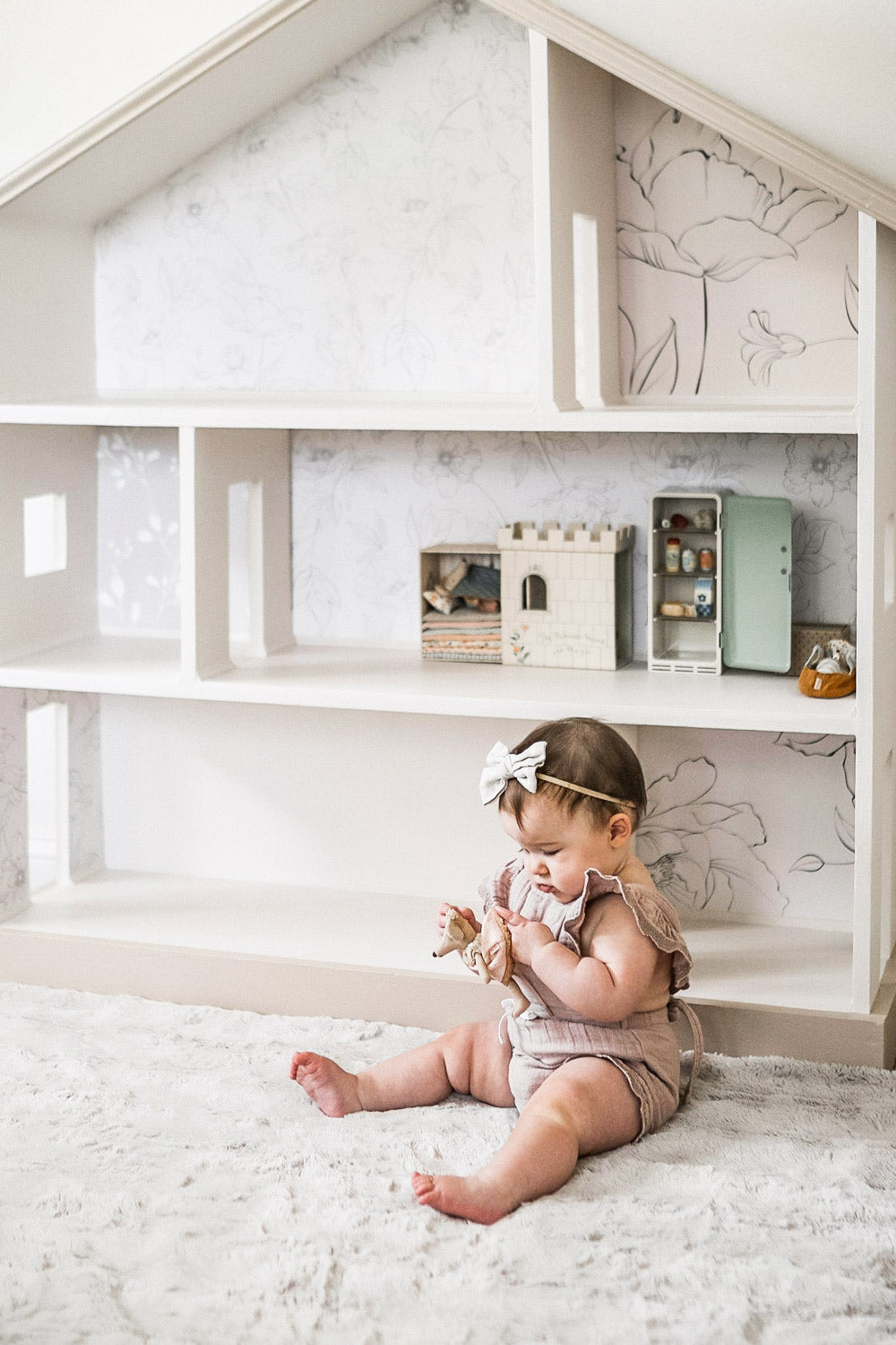 Personalized kids doolhouse with removable wallpaper