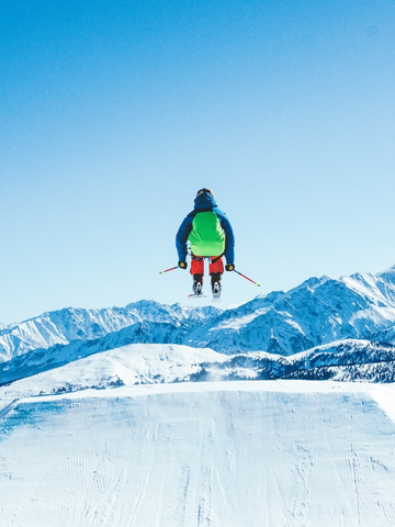 A skier enjoying his adventure