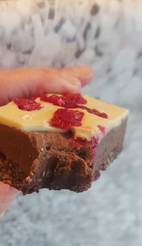 peanut butter chocolate raspberry slice keto