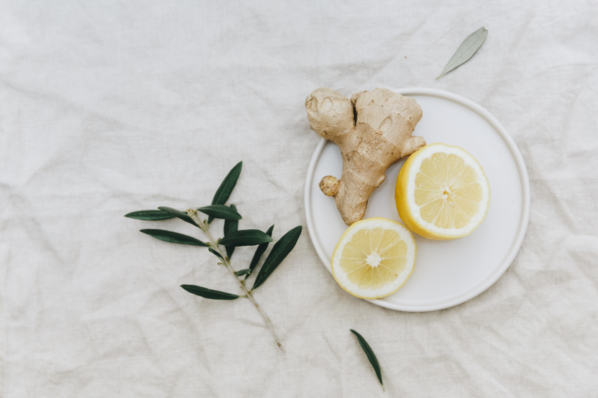 FRESH GINGER ROOT AND LEMON ON PLATE