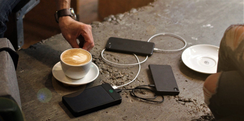 cafe-charging-phone-with-solarbank