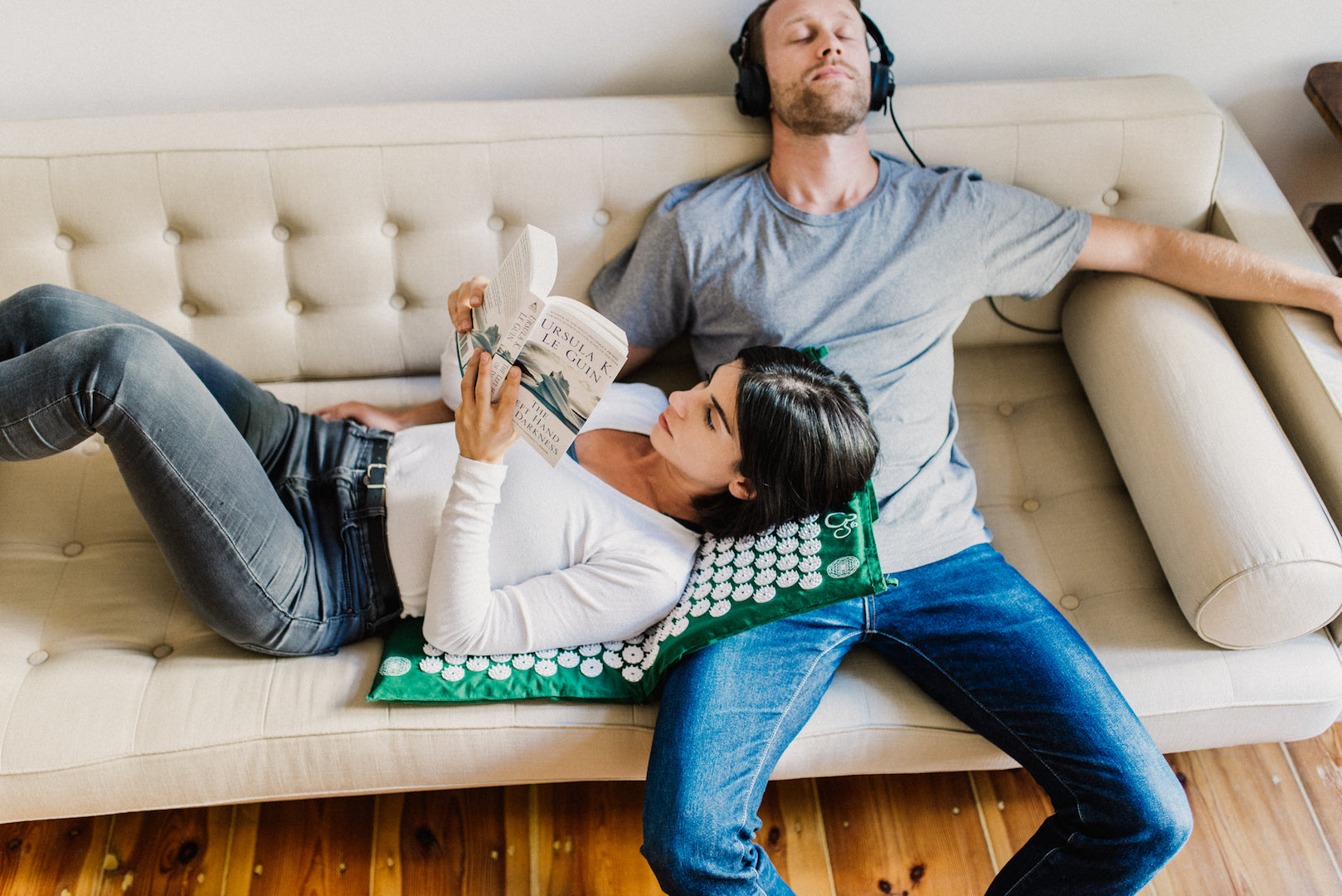 Akupressur für Endorphine und Oxytocin - ShaktiMat und Buch auf der Couch