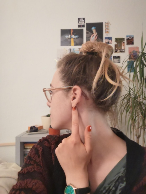 Acupressure point below the earlobe