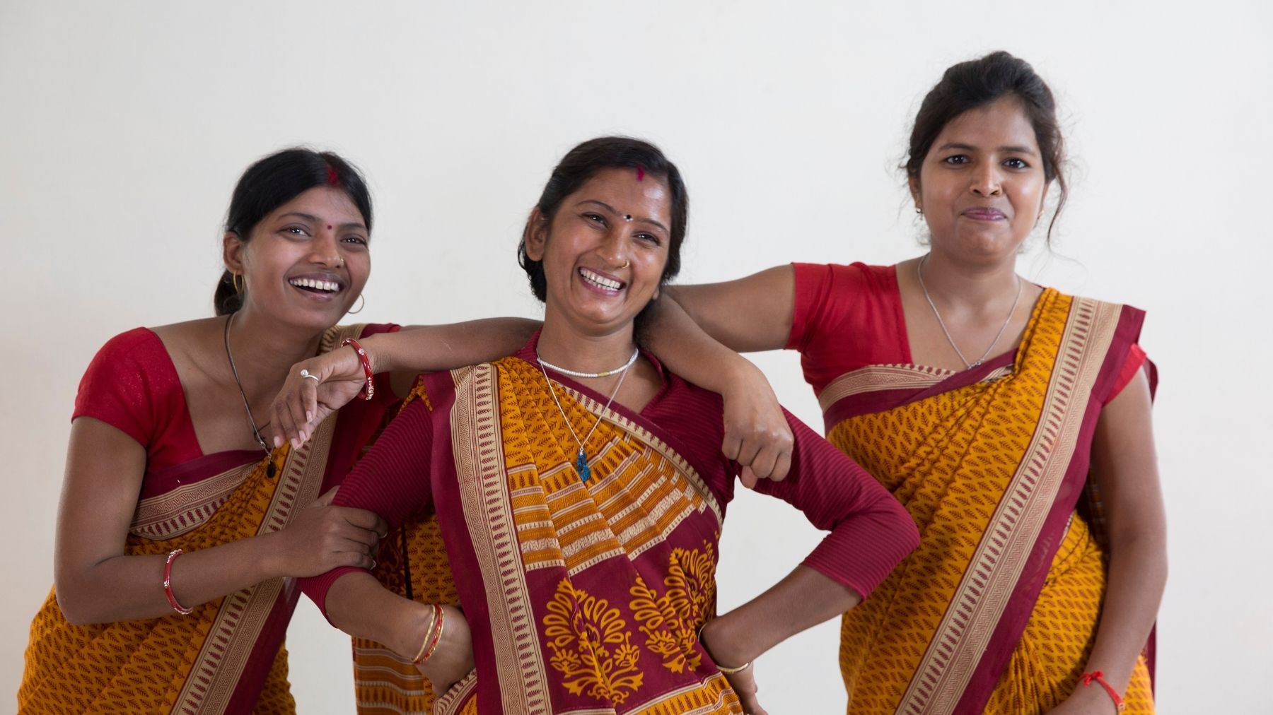 Unsere Kolleg:innen in Varanasi fertigen jede Matte mit ihren Händen und haben jede Menge Spaß dabei