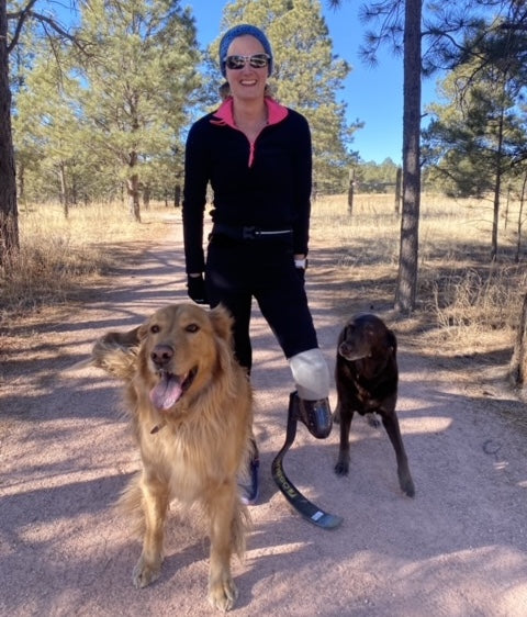 Allysa poses with her two service dogs while on a trail run. 