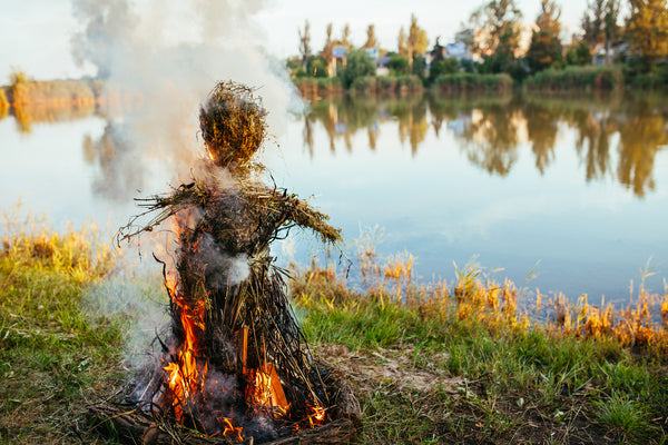 Burning an effigy of straw in the day, "Midsummer" on the lake