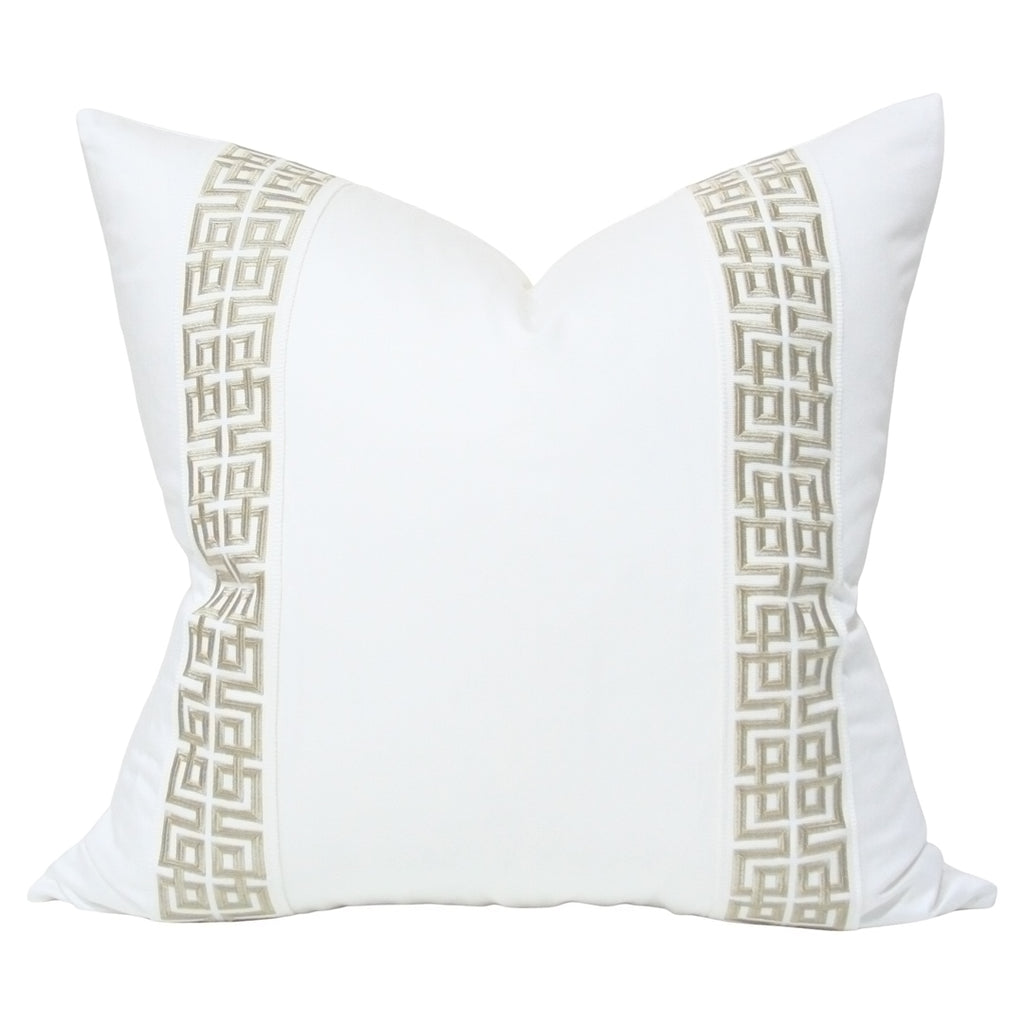 https://cdn.shopify.com/s/files/1/1580/0927/files/white-solid-with-gold-fretwork-trim-luxury-throw-pillow-arianna-belle-shop_1024x1024.jpg?v=1701042856