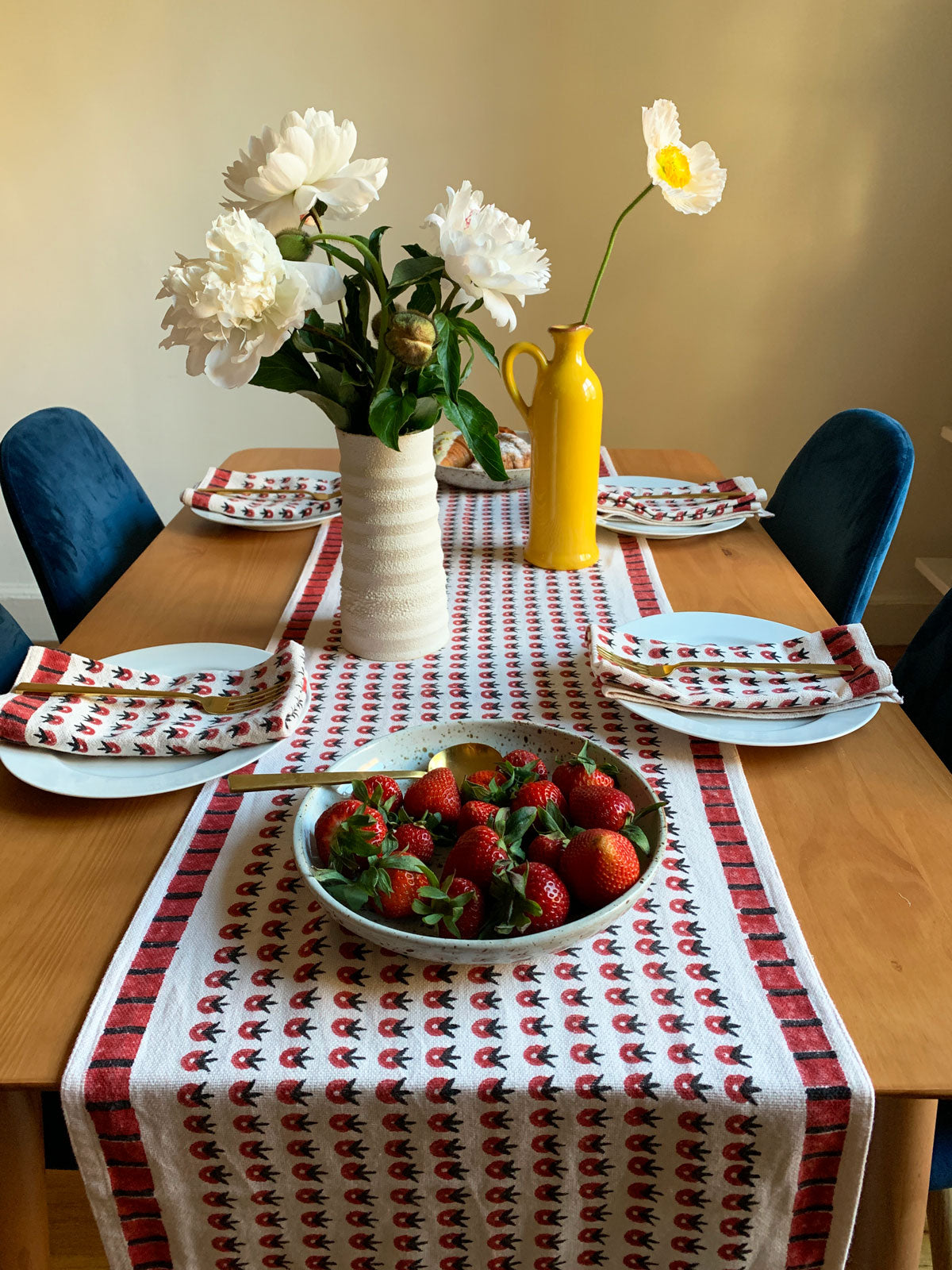 table runner and napkins