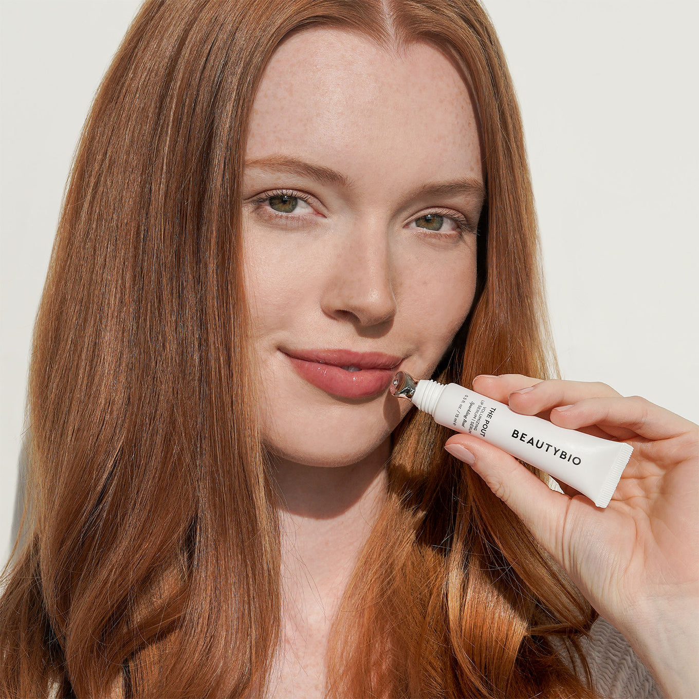 
              How to use The Pout Volumizing Lip Serum 