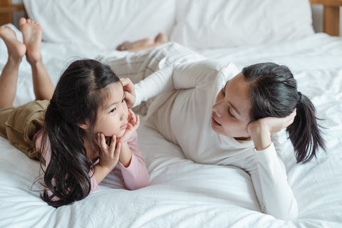 Mother modeling elaborative reminiscing with child. Photo by Ketut Subiyanto/ Pexels