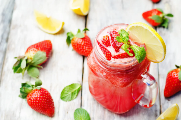 strawberry matcha iced tea with lemon slices and fresh strawberries