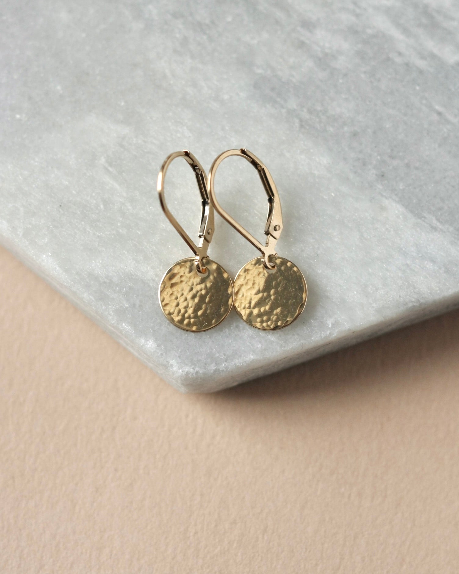 Dainty Hammered Gold Disc Dangle Earrings – julie garland jewelry