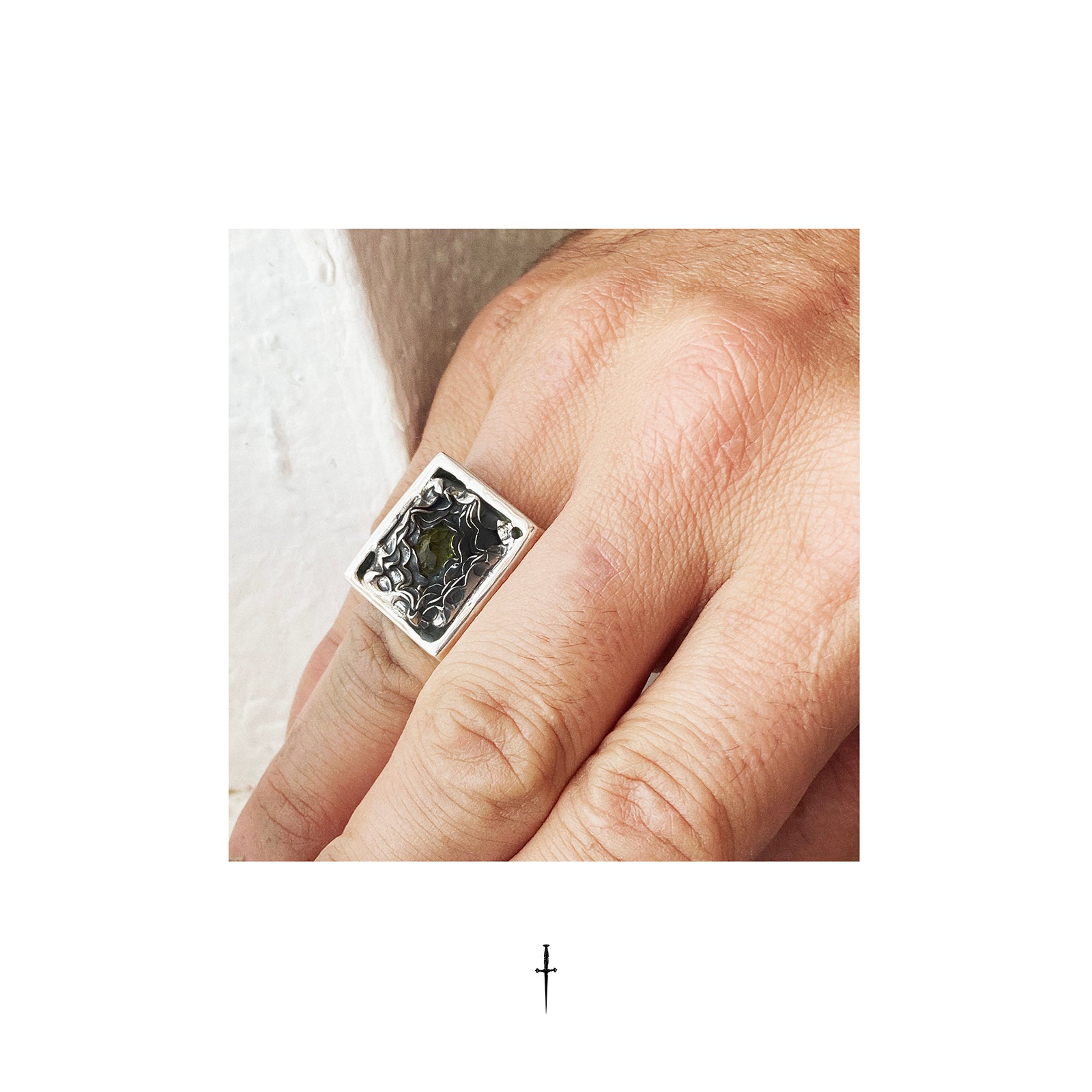 PISTIL RING WITH PERIDOT