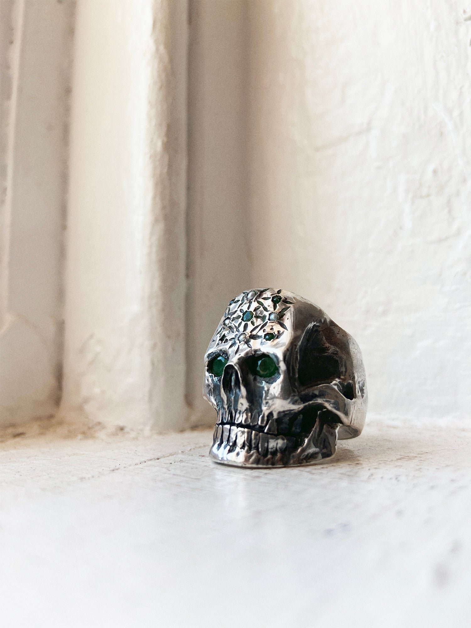 SKULL ROYALE RING WITH EMERALD AND SEED PEARL