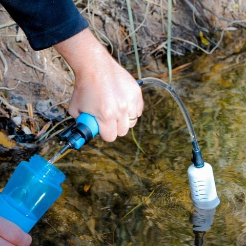 Straw water filter with pump