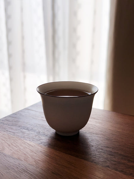 冲泡后的BESTLEAFTEA 金骏眉红茶，茶汤呈现金黄色