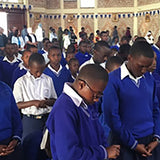 Immaculée-à-Kibeho-messe-avec-les-étudiants