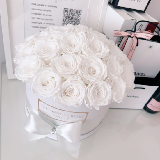 Rosas eternas en caja cuadrada blanca chica con rosas rosa palo