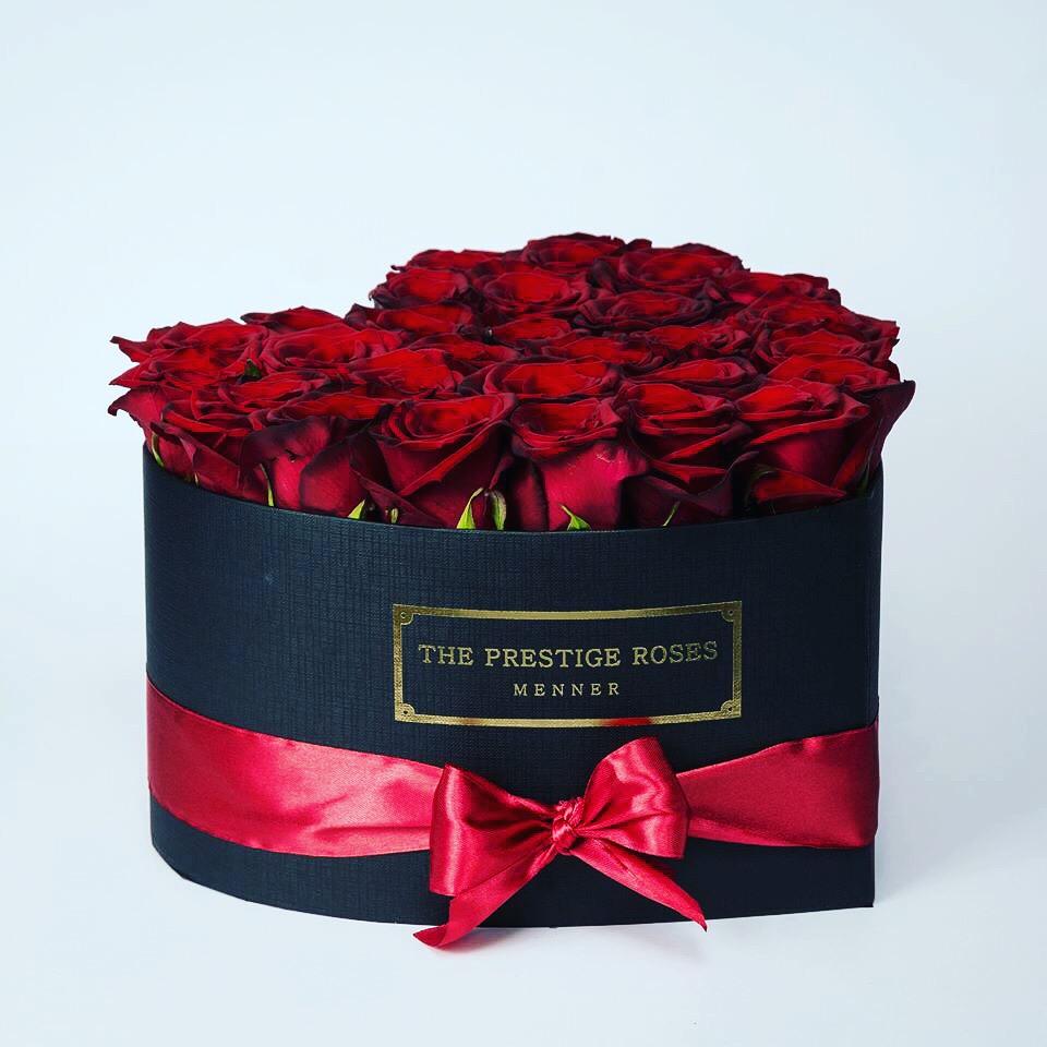 Comprar caja negra de corazón de rosas eternas rojas online | The Prestige  Roses - Floristeria Lujo de Caja de Rosas Madrid