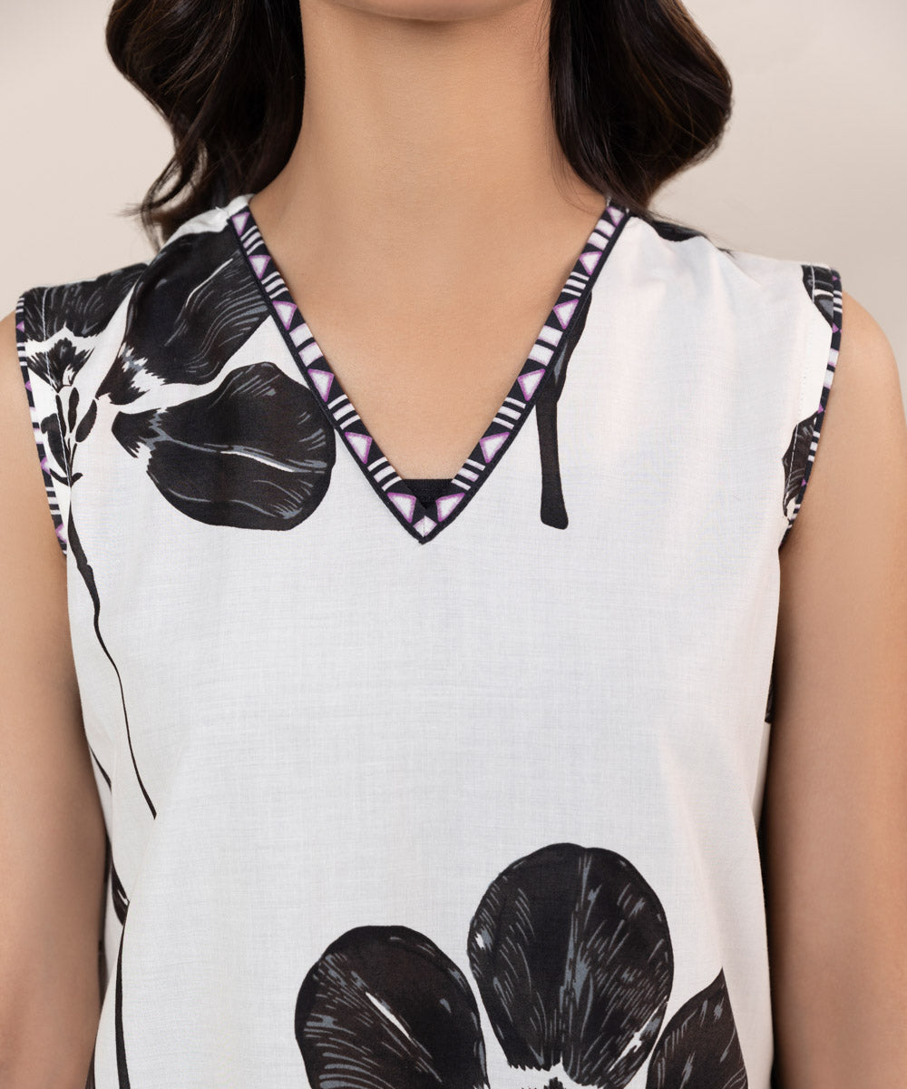 Black and white floral sleeveless kameez design with black tie dyed dupatta design.