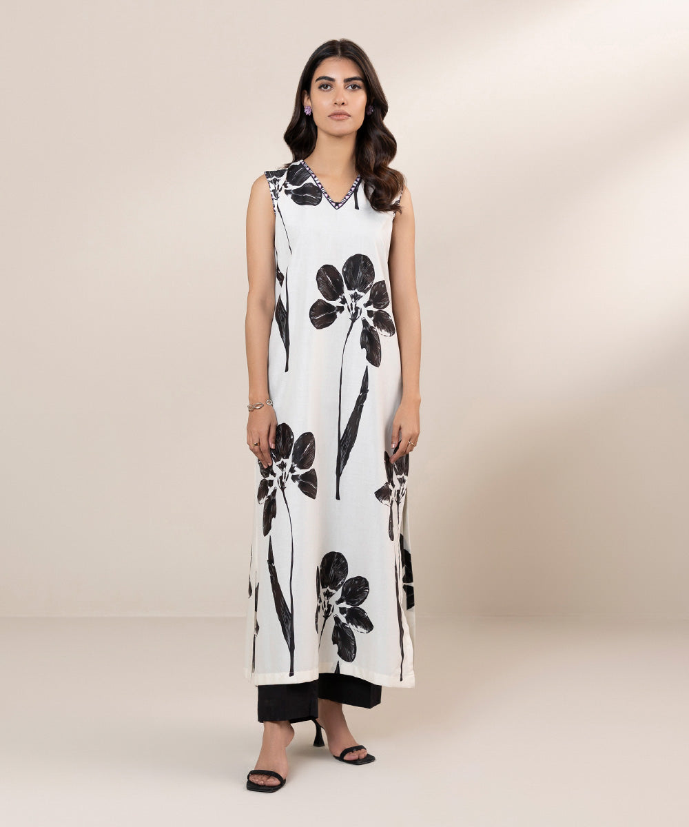 Black and white floral sleeveless kameez design with black tie dyed dupatta design.