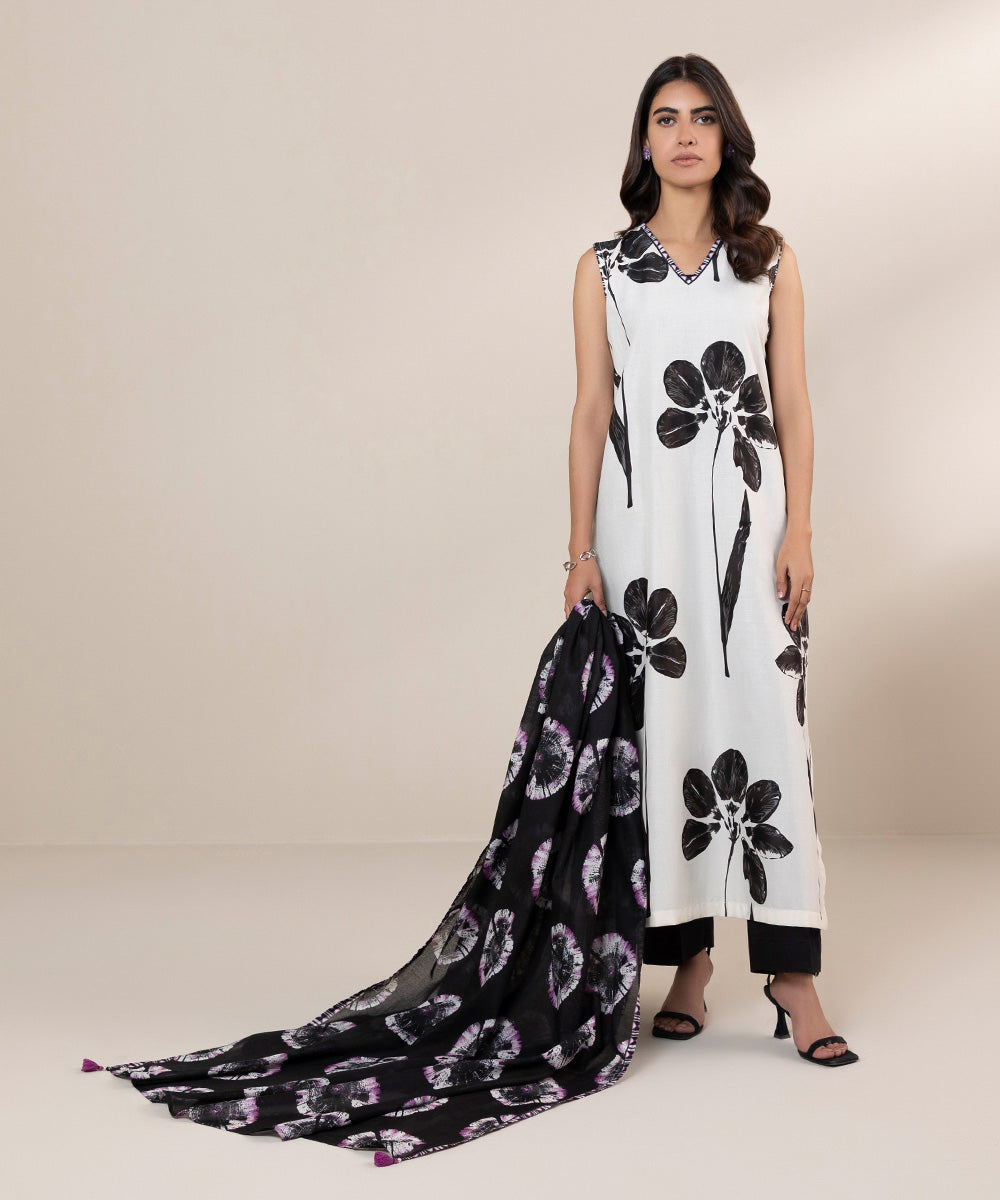 Black and white floral sleeveless kameez design with black tie dyed dupatta design.