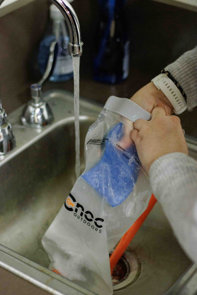 Person washing Vecto in a sink