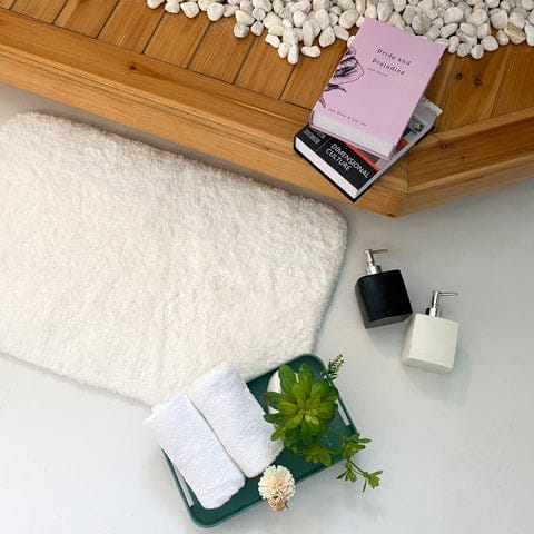 https://cdn.shopify.com/s/files/1/1593/1249/t/23/assets/5-best-kinds-of-bath-mats-money-can-buy-1278.jpg