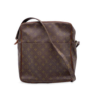 Louis Vuitton Vintage Canvas Saumur 40 Messenger Shoulder Bag For Sale at  1stDibs